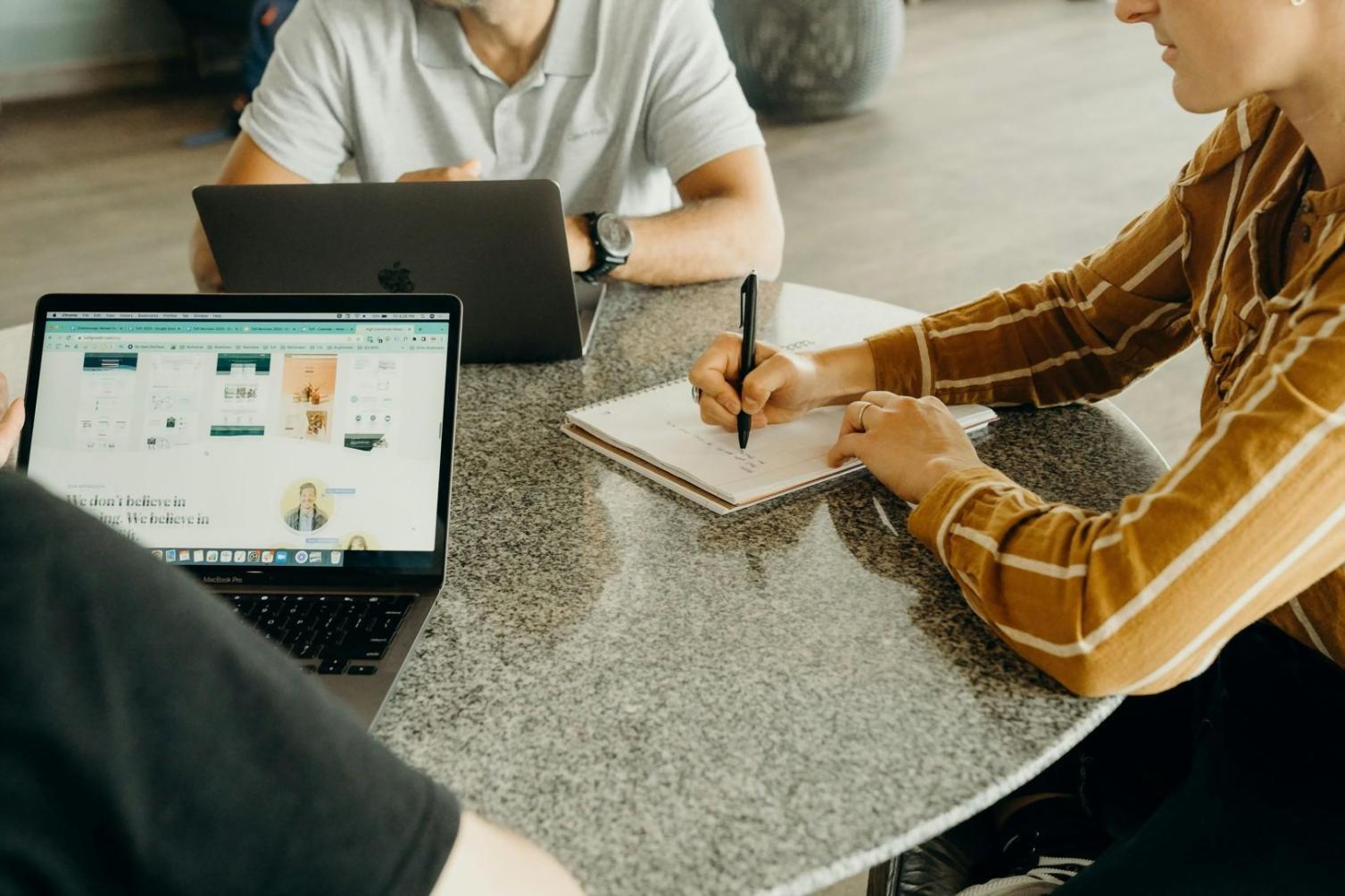 Analyse de documents financiers sur ordinateur
